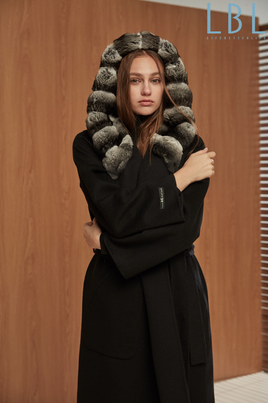 롯데홈쇼핑 자체 패션 브랜드 'LBL(Life Better Life)'은 오는 21일 오후 10시 30분에 최상급 모피로 꼽히는 친칠라 소재를 사용한 코트를 론칭한다고 19일 밝혔다. <롯데홈쇼핑 제공>